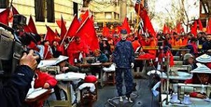 El Sindicato de la Aguja (SUA) elabora uniformes frente al Ministerio de Economía